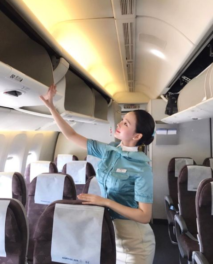 Thân hình quyến rũ chuẩn đẹp đồng hồ cát của cô khi diện đồng phục bay khiến bao người say đắm.