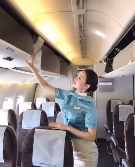 Thân hình quyến rũ chuẩn đẹp đồng hồ cát của cô khi diện đồng phục bay khiến bao người say đắm.