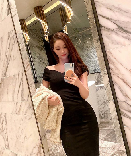 Trên trang cá nhân, ngoài hình ảnh đi làm, cô thường xuyên chia sẻ những hình ảnh đời thường xinh đẹp.