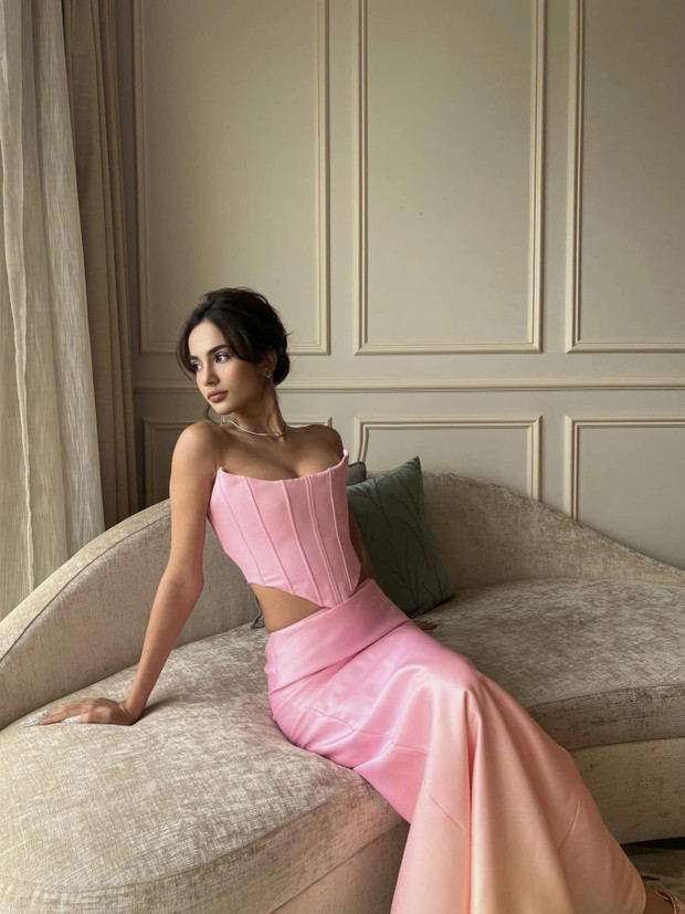 Thừa hưởng gen tốt từ bố mẹ, Emma Lê có chiều cao lý tưởng 1m70 cùng gương mặt đầy khí chất, những đường nét đều hài hoà.