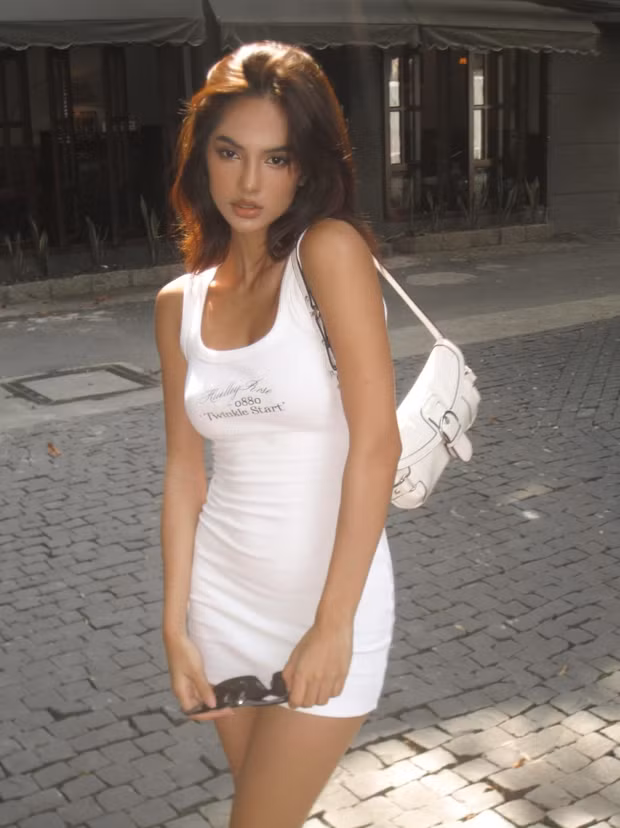 Cô nàng nhận nhiều lời mời làm người mẫu ảnh, tham gia đóng MV, diễn viên tự do.