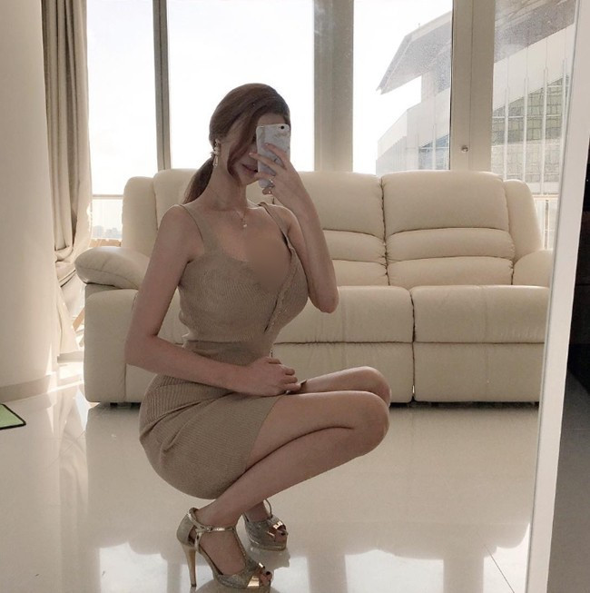 Si Young sở hữu BST những mẫu đầm hở lưng đa dạng kiểu dáng, chất liệu và màu sắc.