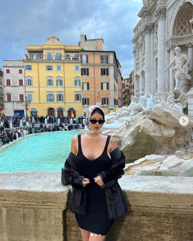 Không thể phủ nhận rằng vòng 3 trái đào cùng tấm lưng nuột nà luôn giúp cô cân hoàn hảo những thiết kế váy khoét lưng ấn tượng.