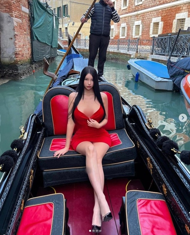 Hot girl sở hữu tài khoản Instagram gần 600 nghìn fan hâm mộ không có làn da trắng muốt đặc trưng của các người đẹp xứ củ sâm. Thay vào đó, cô gây ấn tượng bởi nước da màu chocolate khỏe khoắn, mịn màng.