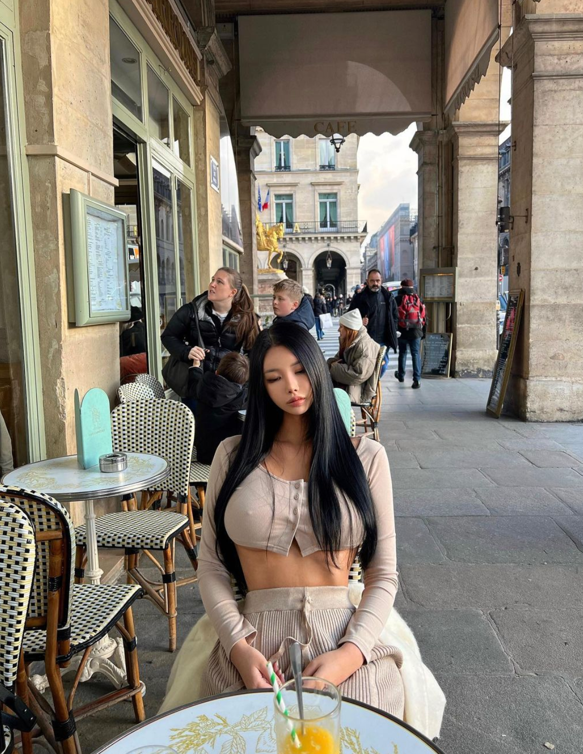 Với gương mặt sắc sảo cùng hình thể đẹp như tạc, Si Young từng bị nghi ngờ đã cậy nhờ tới “dao kéo”.