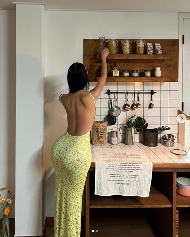 Năm 2022, Si Young từng tới du lịch tại Đà Nẵng, Việt Nam. Những hình ảnh đẹp khoe sắc vóc hiếm có khó tìm của người đẹp tới nay vẫn được cư dân mạng Việt Nam truyền tay nhau.