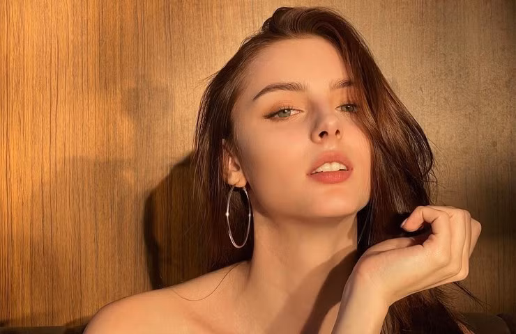 Cô còn được biết đến với biệt danh "nữ thần Belarus" nhờ ngoại hình hoàn hảo.