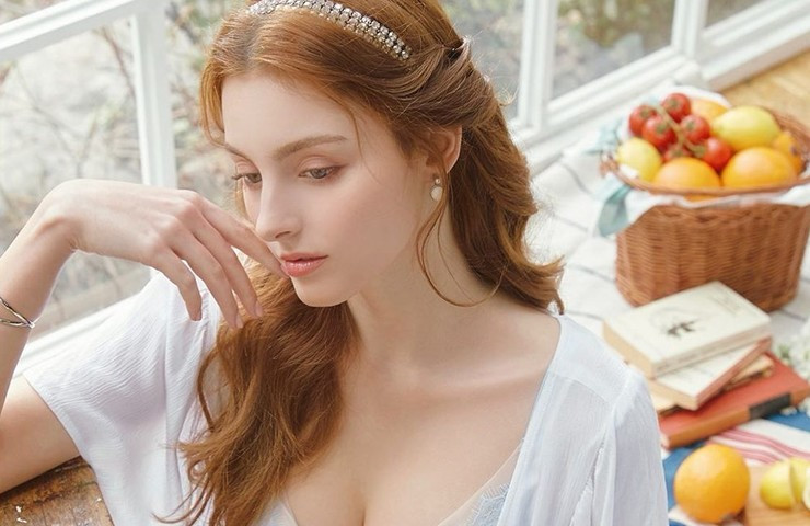 Cô có chiều cao 1m73 và số đo 3 vòng lần lượt là 85 - 61 - 90 cm.