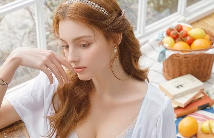 Cô có chiều cao 1m73 và số đo 3 vòng lần lượt là 85 - 61 - 90 cm.