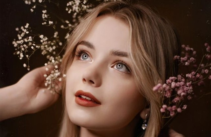 Nhan sắc của hot girl Belarus này được ví như thiên thần bước ra từ truyện tranh.