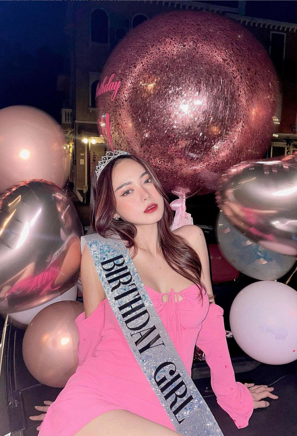 Đến hiện tại, Pornsawan Phusua đã gợi cảm nhường này, nhiều người không còn nhận ra cô gái 10x năm nào.