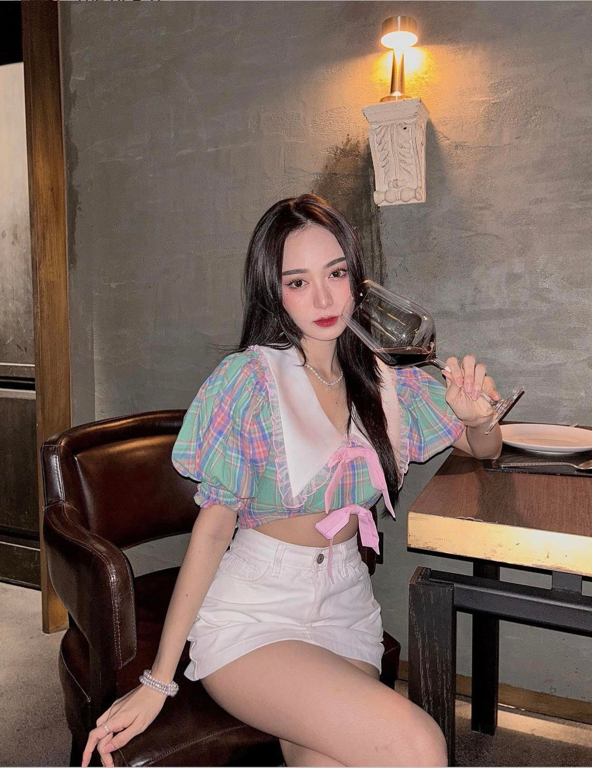 Cô nàng chăm chỉ khoe ảnh làm việc, vui chơi hoặc đi du lịch trên trang cá nhân.