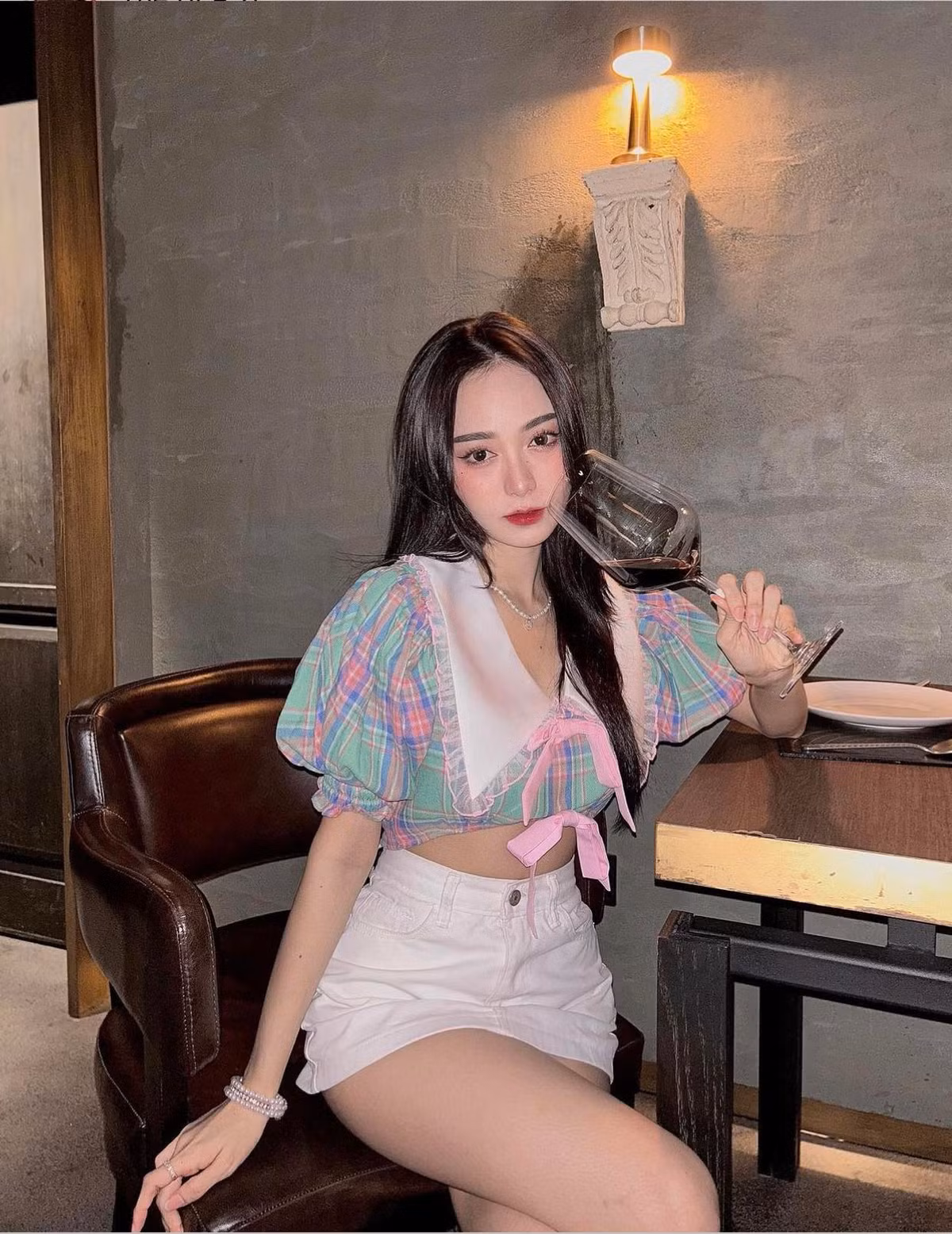 Cô nàng chăm chỉ khoe ảnh làm việc, vui chơi hoặc đi du lịch trên trang cá nhân.