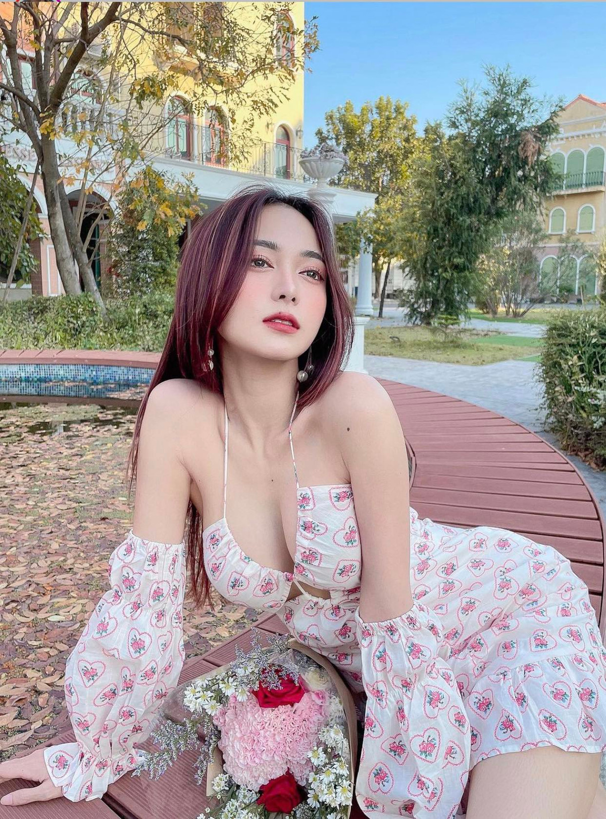 Trên trang cá nhân của mình, người đẹp xứ Chùa Vàng luôn đăng tải những hình ảnh rất vui vẻ và tinh nghịch.