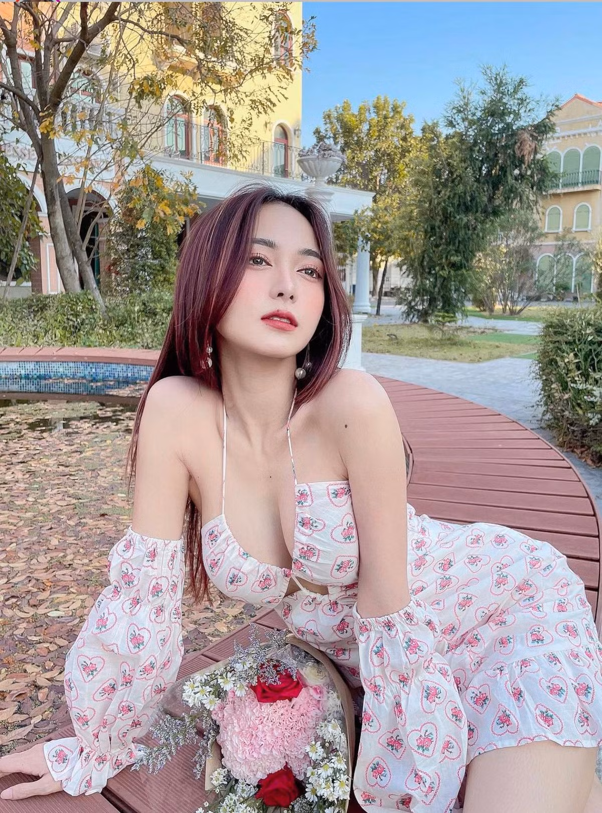 Trên trang cá nhân của mình, người đẹp xứ Chùa Vàng luôn đăng tải những hình ảnh rất vui vẻ và tinh nghịch.