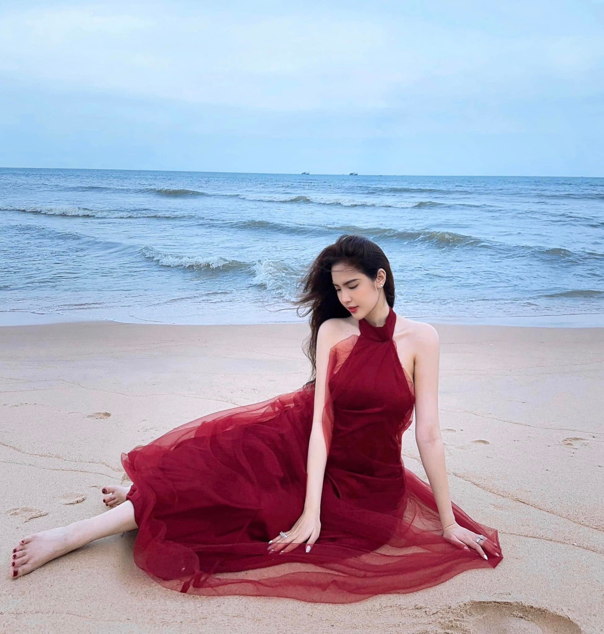 Đoan Nghi cao 1m65, số đo 3 vòng lần lượt là 86-57-95 (cm). Gái xinh Đồng Tháp mang trong mình 2 dòng máu Việt - Trung.