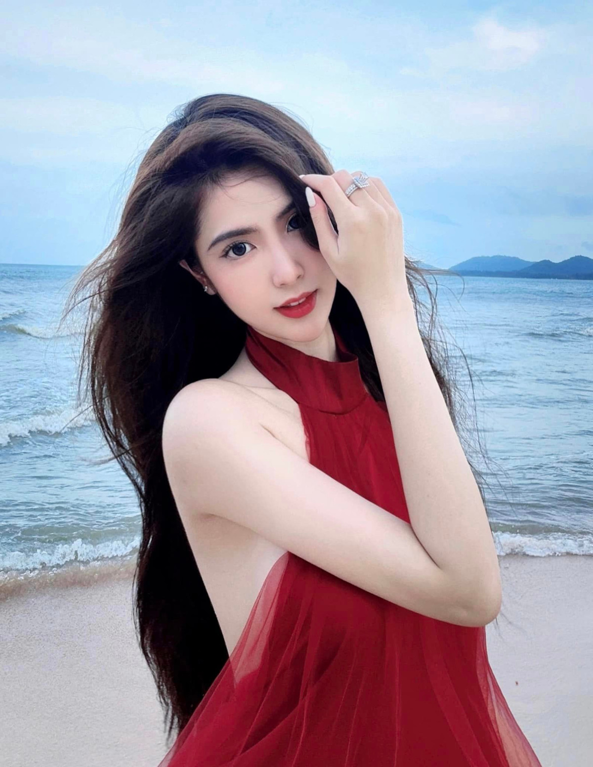 Cô nàng sở hữu gương mặt xinh xắn, với làn da trắng mịn như ngọc, chẳng khác những tỷ tỷ Trung.