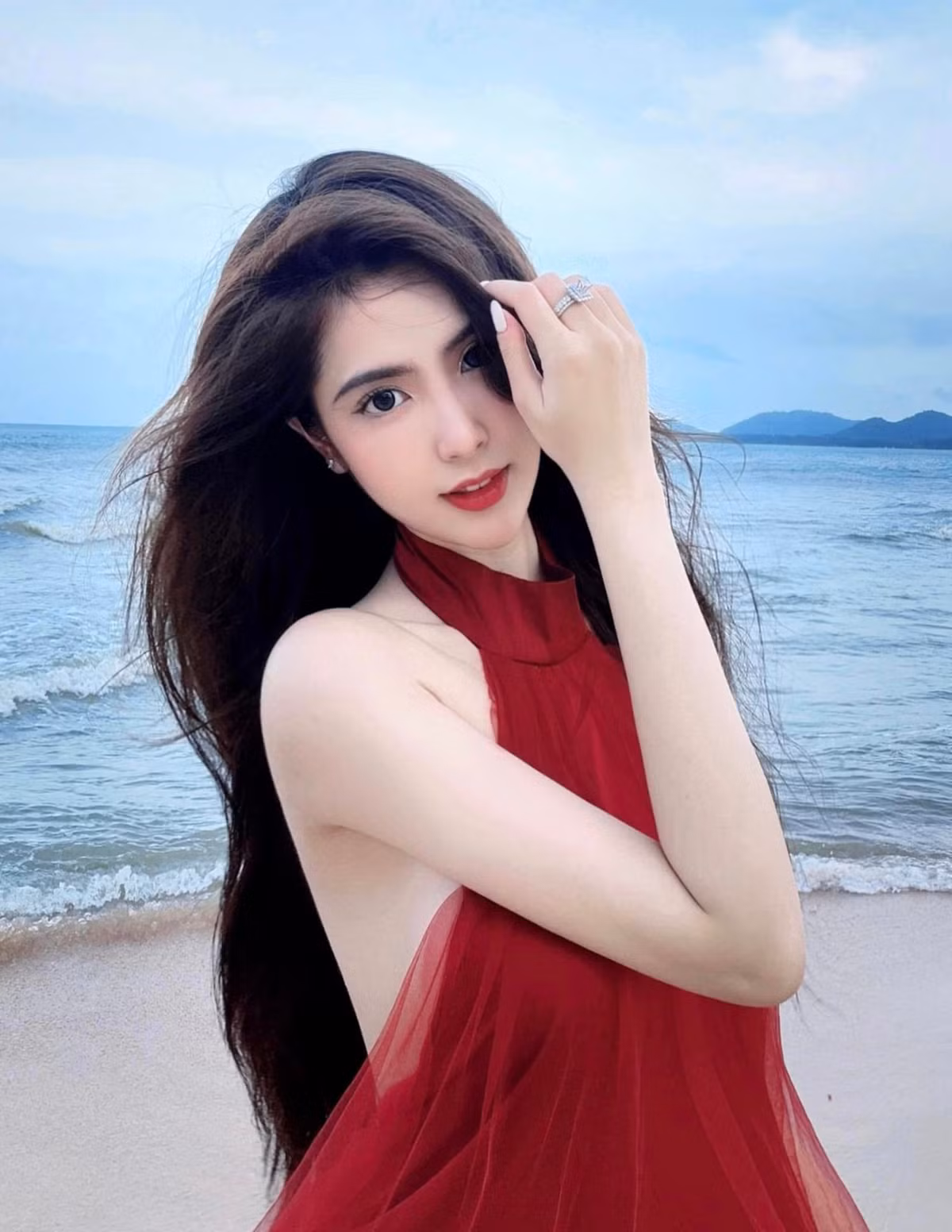 Cô nàng sở hữu gương mặt xinh xắn, với làn da trắng mịn như ngọc, chẳng khác những tỷ tỷ Trung.