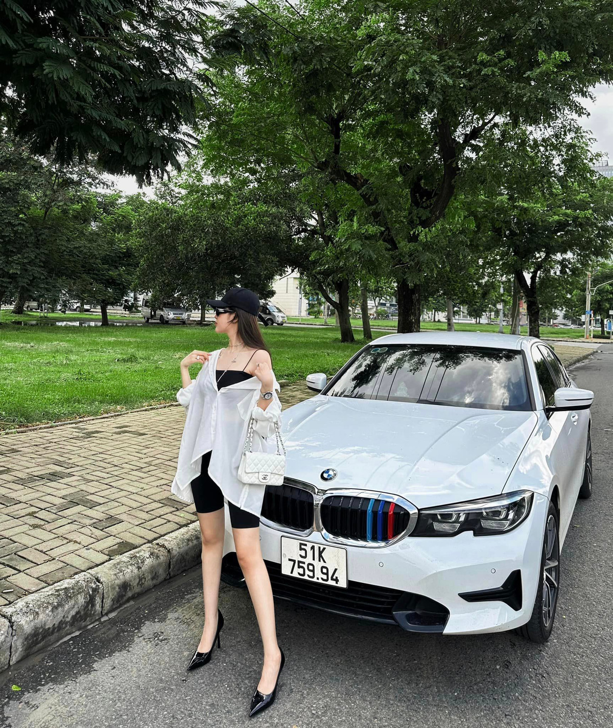 Sự nổi tiếng trên mạng xã hội giúp công việc của Đoan Nghi có phần thuận lợi, suôn sẻ hơn. Cô nhận được nhiều lời mời chụp ảnh mẫu, quảng cáo… từ các nhiếp ảnh gia và nhãn hàng.