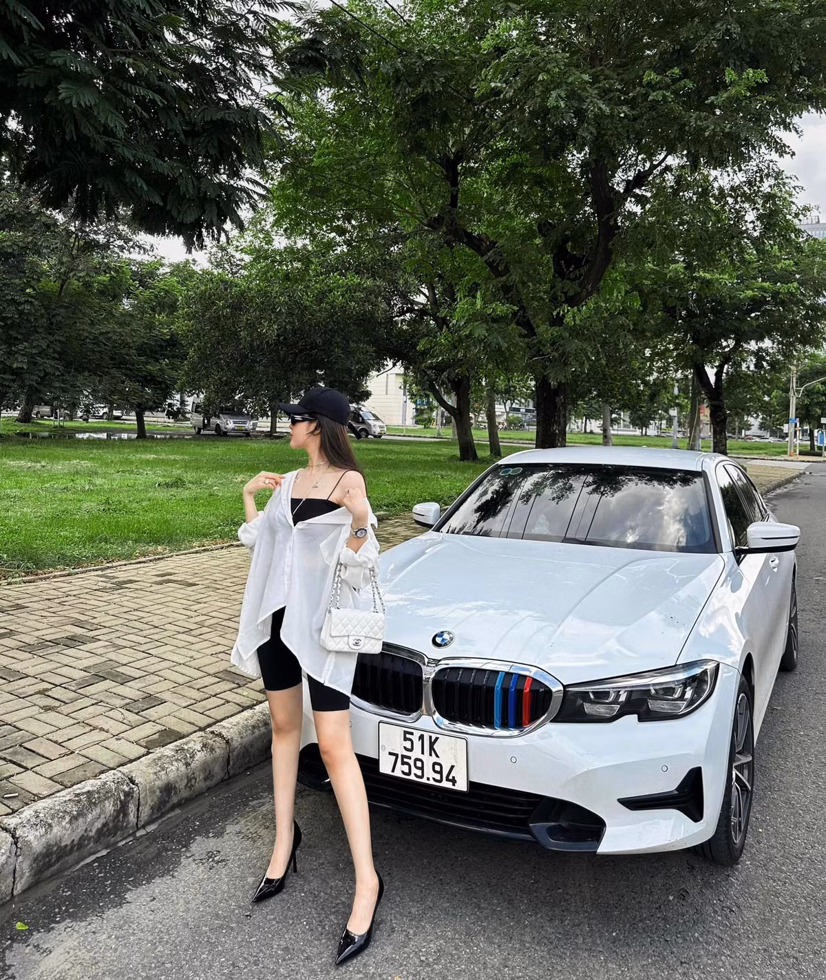 Sự nổi tiếng trên mạng xã hội giúp công việc của Đoan Nghi có phần thuận lợi, suôn sẻ hơn. Cô nhận được nhiều lời mời chụp ảnh mẫu, quảng cáo… từ các nhiếp ảnh gia và nhãn hàng.