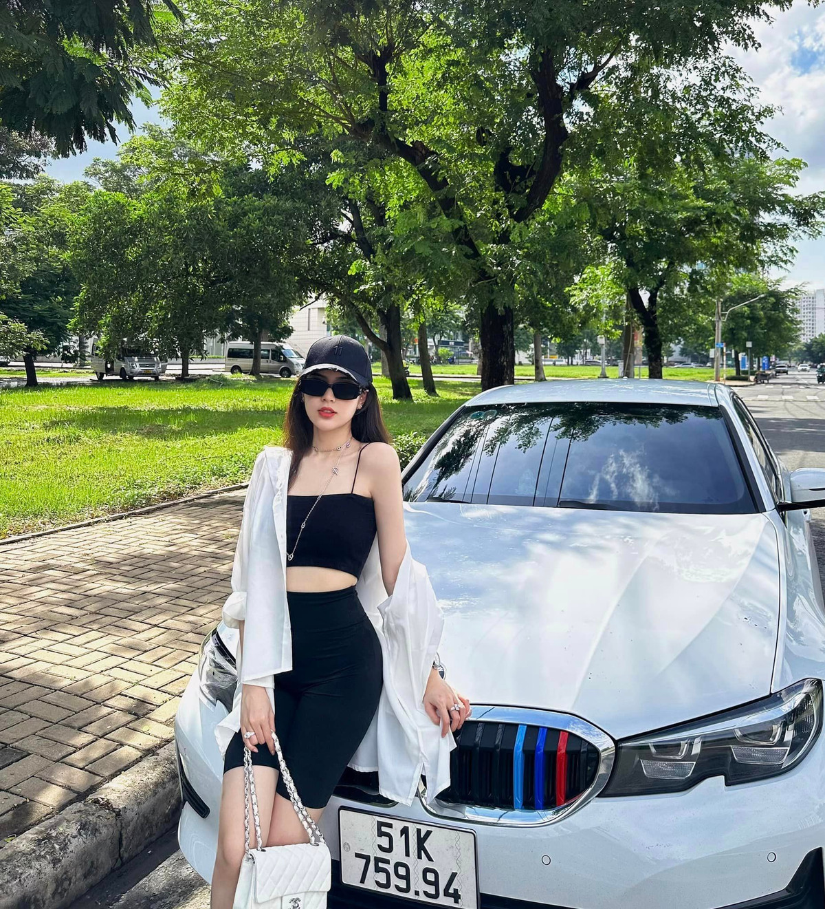 Đoan Nghi sở hữu một gương mặt đẹp với sống mũi cao, đôi mắt to tròn và miệng cười duyên dáng.