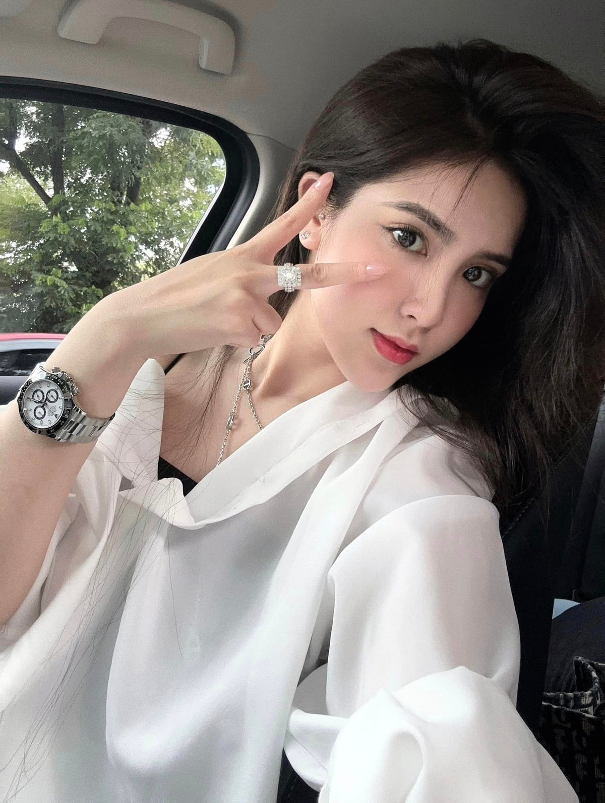 Tuy nhiên, mọi thứ trên đời đều có hai mặt tích cực và tiêu cực. Kể từ khi nổi tiếng, không ít lần Đoan Nghi cảm thấy khó chịu vì liên tục nhận được những tin nhắn khiếm nhã với lời lẽ bất lịch sự. 