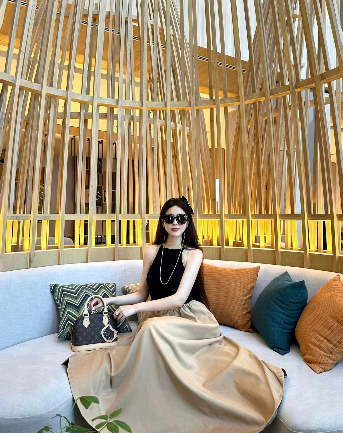 Đinh Triệu Đoan Nghi từng gây chú ý khi tiết lộ thu nhập của bản thân. Theo đó, có tháng cô kiếm được khoảng gần 100 triệu đồng từ các công việc người mẫu ảnh, quảng cáo, kinh doanh thời trang…