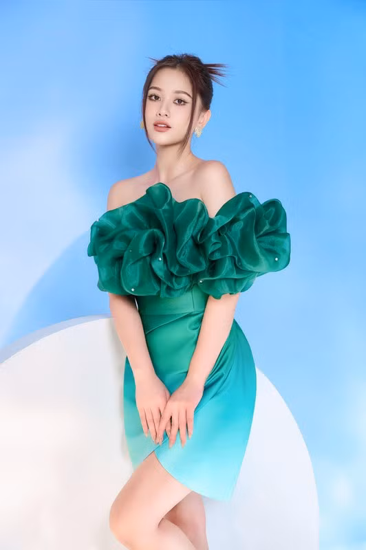 Thu Hương nhận được nhiều lời khen vì sở hữu gương mặt thanh tú, vóc dáng nóng bỏng.