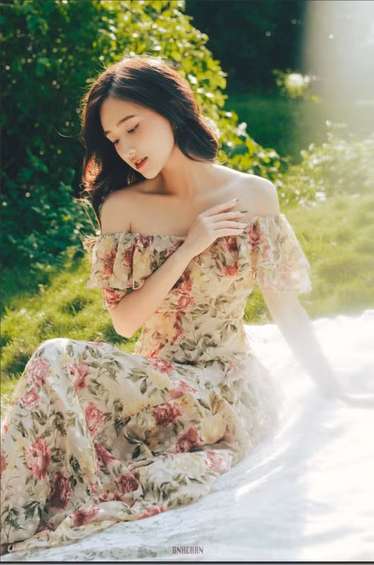 Tiền vệ của tuyển Việt Nam theo dõi trang cá nhân của Bùi Thu Hương và liên tục nhấn thích các bài viết, hình ảnh.