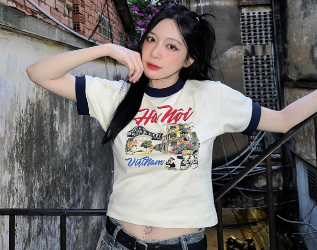 Ngay từ khi mới bước chân vào nghề mẫu ảnh, Phi Linh được nhiều người khen ngợi có nét giống diễn viên Trung Quốc nổi tiếng Địch Lệ Nhiệt Ba.