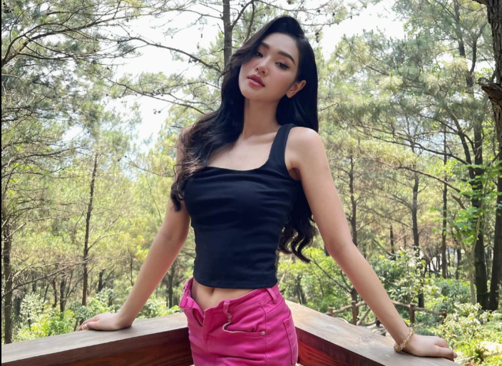 Ngồi ngoài cùng bên phải là Cù Thị Trà (SN 1999, Thanh Hóa) là người mẫu, diễn viên tự do hoạt động chủ yếu tại Hà Nội.