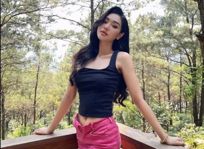 Ngồi ngoài cùng bên phải là Cù Thị Trà (SN 1999, Thanh Hóa) là người mẫu, diễn viên tự do hoạt động chủ yếu tại Hà Nội.