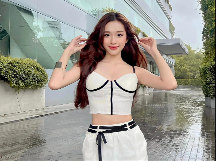 Nàng hot girl ngồi ngoài cùng bên trái là Karty Chang (tên thật Nguyễn Thị Thảo Trang, SN 2001) là sinh viên Học viện Hàng không Việt Nam.