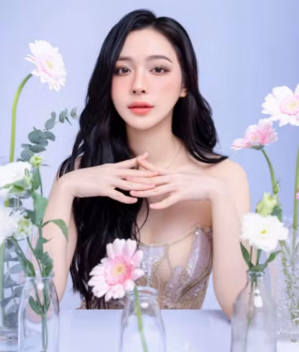 Gái xinh còn lại là Phi Linh (tên thật Đinh Ngọc Phi Linh, SN 2000, Nghệ An) được biết đến là người mẫu ảnh nổi tiếng tại TPHCM.