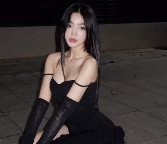 Người đẹp gốc Thanh Hóa sở hữu gương mặt thanh thoát, làn da trắng sáng và thần thái sang chảnh.