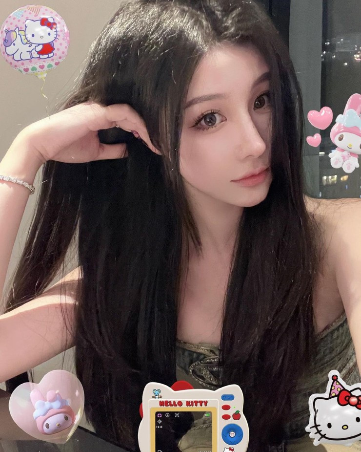 Mỗi bức ảnh của cô nếu không khoe dáng thì cũng là check in tại những nơi sang chảnh.