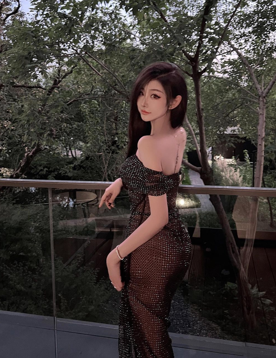 Ước tính chiều cao của cô khoảng 1m7, thân hình cao ráo, trắng trẻo, số đo 3 vòng nóng bỏng.