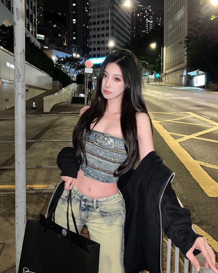 Cô sở hữu nét mặt thanh tú, làn da trắng nõn, nụ cười mê hoặc, khiến cho bất kỳ ai nhìn lần đầu tiên cũng đều phải trầm trồ.