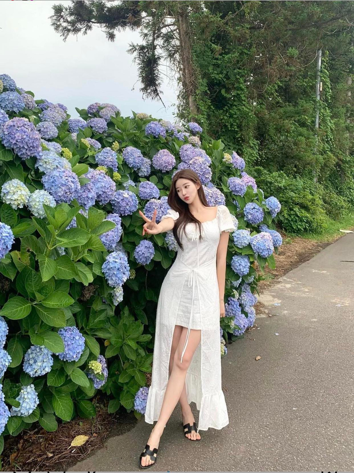 Có hình thể chuẩn mực nên hot girl Hàn Quốc diện món đồ nào cũng trở nên đẹp mắt và thời thượng.