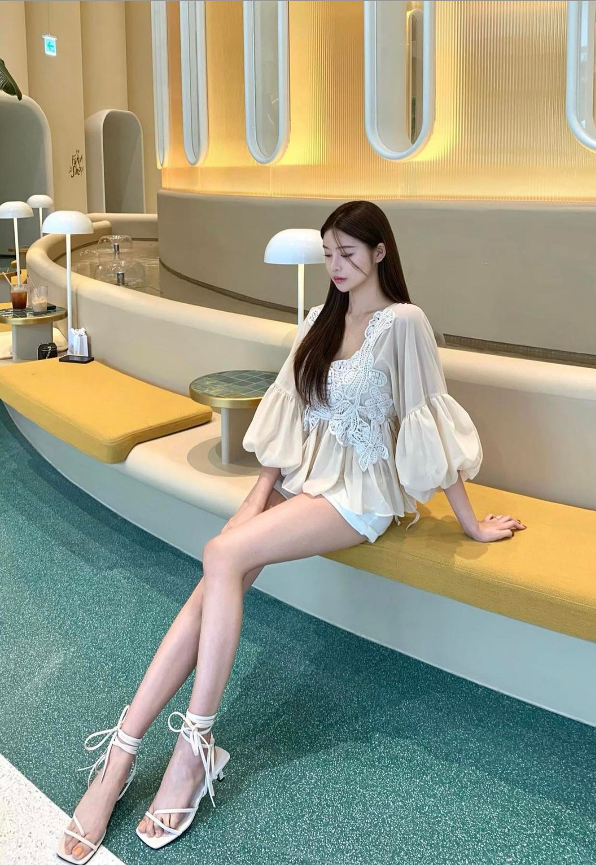 Ngày thường, cô nàng diện đồ khoẻ khoắn, năng động nhưng cũng là các items ôm sát đường cong bốc lửa.