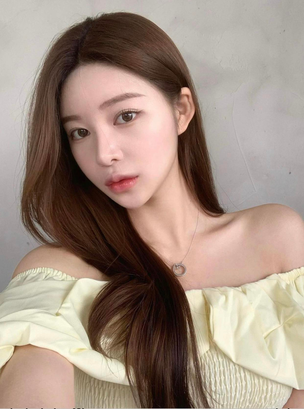 Kiro yêu thích diện lên người những bộ trang phục bikini hai mảnh, một mảnh, bodysuit tôn triệt để đường cong bốc lửa của cô.