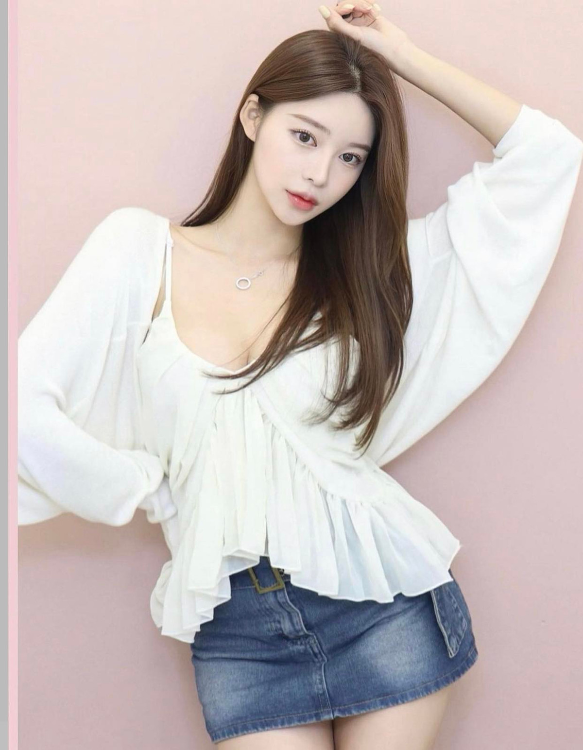 Với chiều cao 1m7 cùng đôi chân dài hơn 1 mét, Kiro có thể tự tin thả dáng với những set đồ kiệm vải.