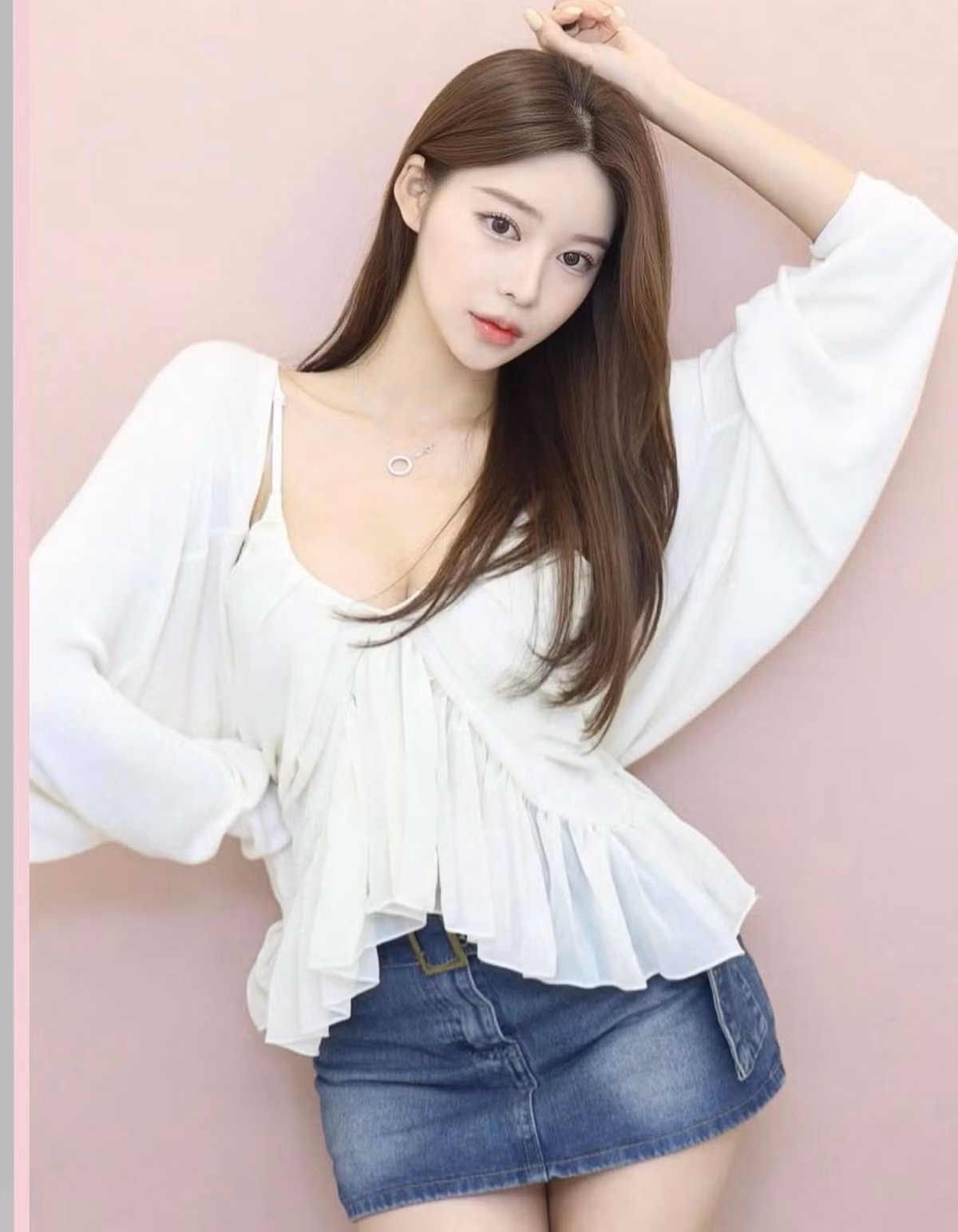 Với chiều cao 1m7 cùng đôi chân dài hơn 1 mét, Kiro có thể tự tin thả dáng với những set đồ kiệm vải.