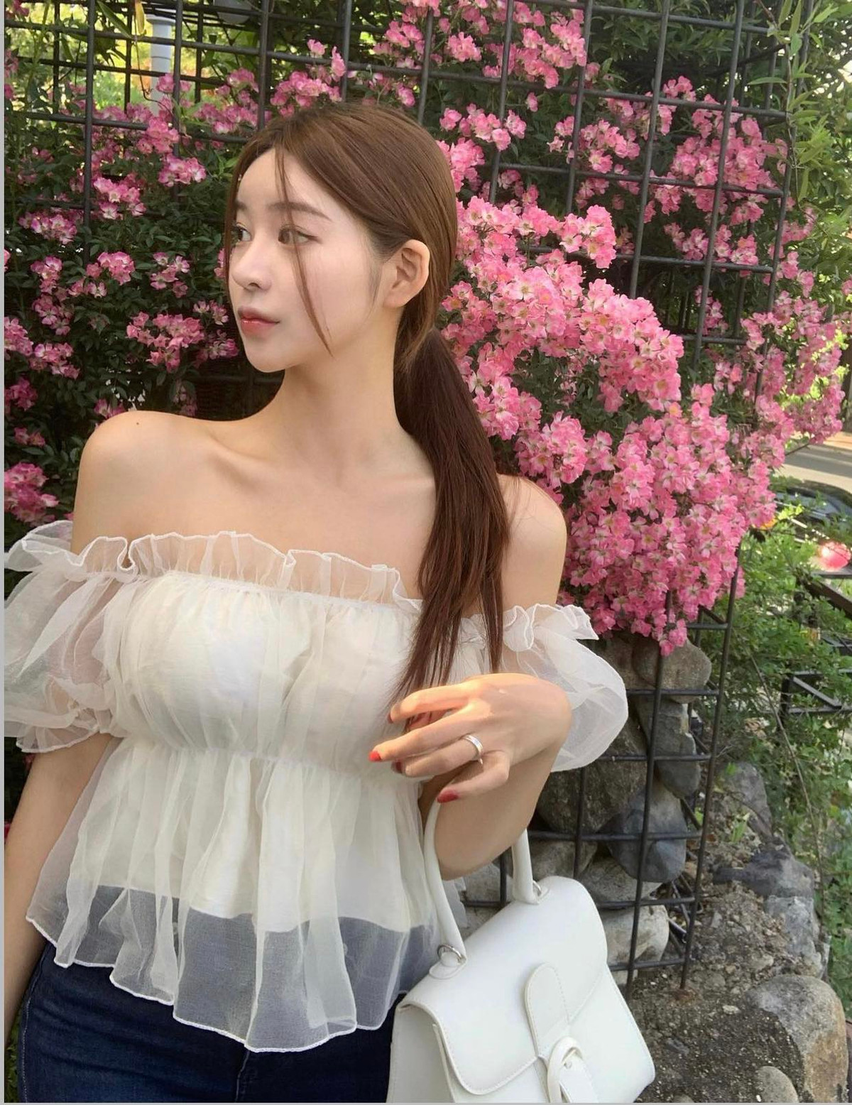 Kiro, cô nàng hot girl có đôi chân siêu dài ở Hàn Quốc là một gương mặt không quá xa lạ trong giới trẻ xứ sở Kim Chi.