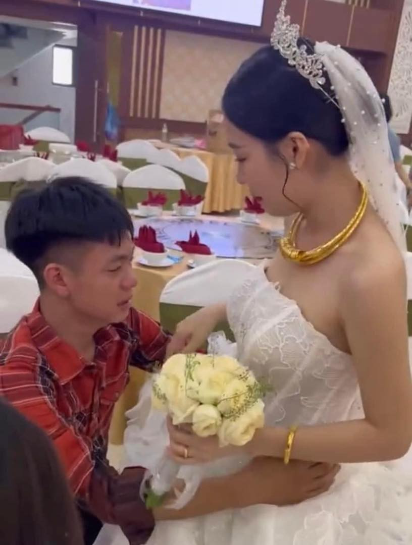 Thời điểm này mọi người đang trong tiệc cưới, có lẽ vì biết sẽ phải rời xa chị nên cậu em trai đã nuối tiếc, bịn rịn không muốn chị đi lấy chồng. Ảnh: Minh Đức