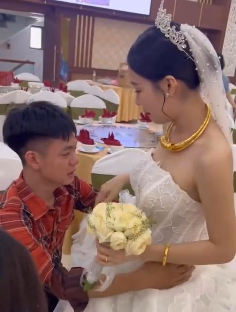 Thời điểm này mọi người đang trong tiệc cưới, có lẽ vì biết sẽ phải rời xa chị nên cậu em trai đã nuối tiếc, bịn rịn không muốn chị đi lấy chồng. Ảnh: Minh Đức