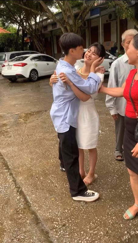 Cùng chung tình cảnh có chị gái đi lấy chồng, một cậu em trai khác cũng bật khóc nức nở, không muốn rời xa trong ngày trọng đại của chị.