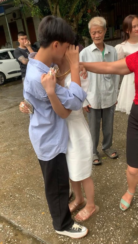 Đứng trước cảnh tượng xúc động đến từ em trai, người chị cũng không kìm được cảm xúc, vừa khóc vừa lấy tay lau nước mắt rồi động viên, an ủi em trai.