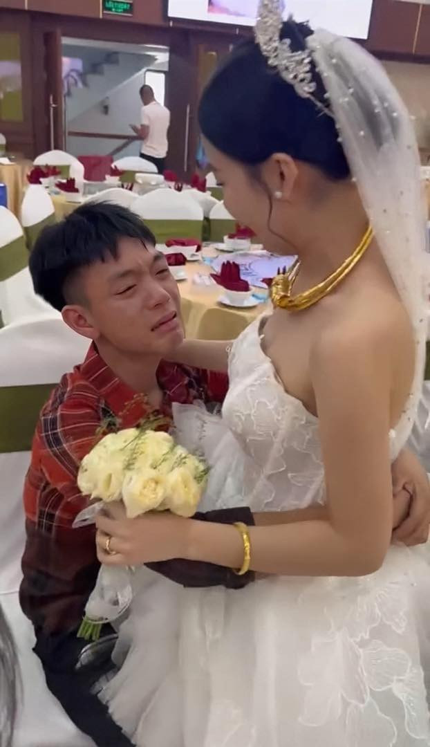 Người em trai ngồi trên ghế và khóc hết nước mắt, còn ôm chầm lấy chị không muốn chị gái mình đi lấy chồng. Ảnh: Minh Đức