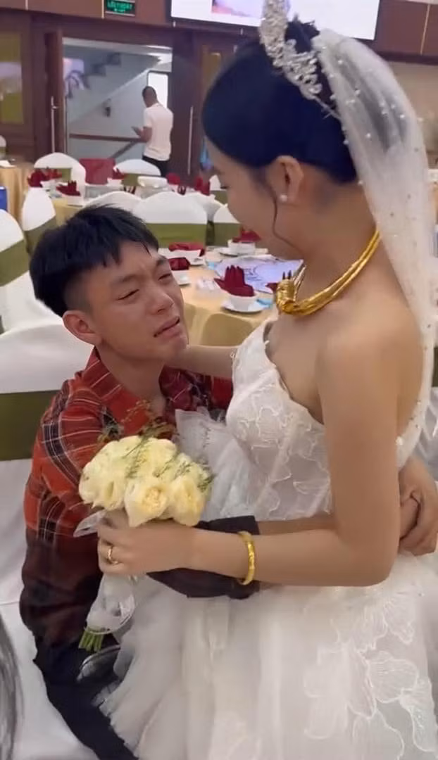 Người em trai ngồi trên ghế và khóc hết nước mắt, còn ôm chầm lấy chị không muốn chị gái mình đi lấy chồng. Ảnh: Minh Đức